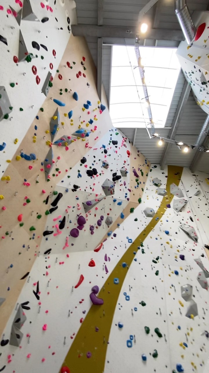 Ouverture | De nouvelles voies à tester ! Notre chef-ouvreur Charles a bien bossé pour vous proposer des voies  de «toute beauté » ! On attend vos retours ! 

#climbup #grimperensemble #voie #ouverture #routesetting #climbing #routesetter #ouvreur #indoorclimbing