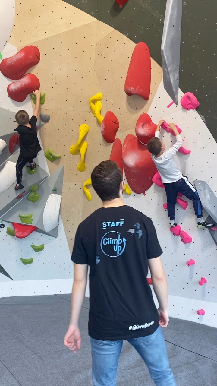 Ça grimpe à Cergy | On propose tous les jours des cours pour les enfants ! Si vous êtes toujours en quête d’une activité pour le/ les votres, il n’est pas trop tard ! N’hésitez pas à nous rendre visite à l’accueil de Climb Up Cergy

#climbup #grimperensemble #activiteenfant #enfant #escalade #ecoledescalade #cergy #sport #sportenfant #sportcergy