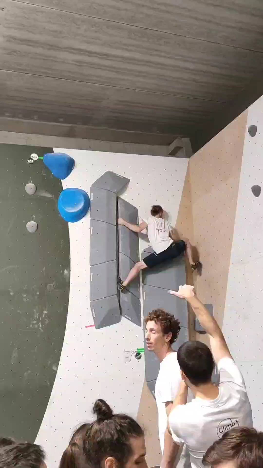 Inauguration Climb Up Cergy | Retour sur les qualifications hommes, dans le bloc, pendant l’inauguration samedi.
Les champions et championnes étaient spectaculaires ! 

 @climb_up_paris @climb_up_aubervilliers @climbuplimoges 
#climbup #climbupcergy #grimperensemble #escaladefrance #cergy